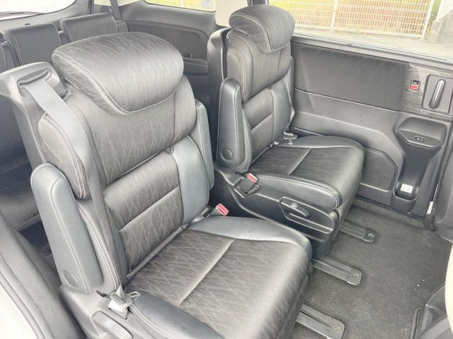 後部座席も気になるようなキズ・汚れやへたり等、大きなダメージはなく、良好な状態です。