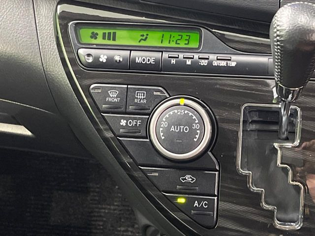 【オートエアコン】一度お好みの温度に設定すれば、車内の温度を検知し風量や温度を自動で調整。暑い…寒い…と何度もスイッチ操作をする必要はありません。快適な車内空間には必須の機能ですね♪