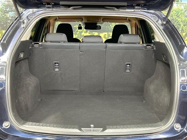 積み下ろしのしやすいデッキにはたっぷりと荷物を積み込んでいただけます。遊びから仕事まで、様々なシーンで頼れます♪