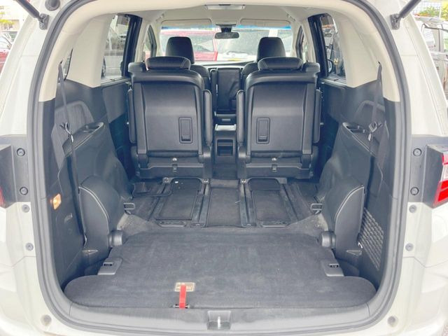 普段のお買い物や通勤、送迎等に十分な荷室スペースを確保しております。セカンドシートを倒すと、大きな荷物の積載も可能です♪