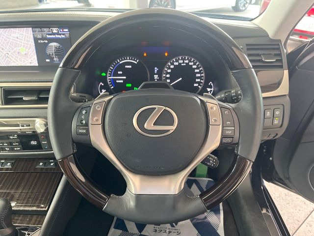 【ウッドコンビステアリング】高級感ある木目調パーツを採用した手に良く馴染むコンビハンドル。運転席廻りの雰囲気も一気に豪華になります!