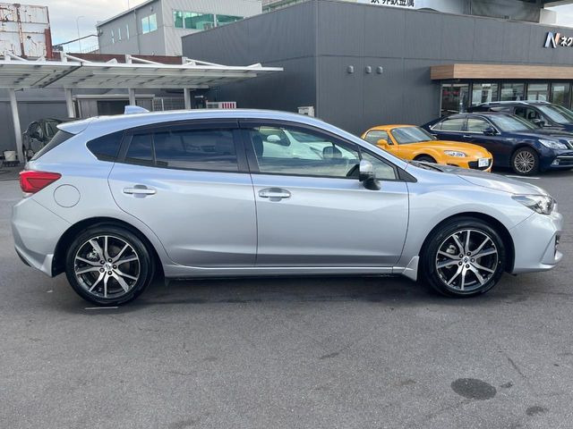 高透明度のガラス皮膜で撥水はもちろん、上質なツヤ・光沢を実現。紫外線や酸性雨から大切な愛車を保護し、色あせ・劣化を防止。「弾スプラッシュコート」、「弾プリミッサコート」からお選びいただけます。