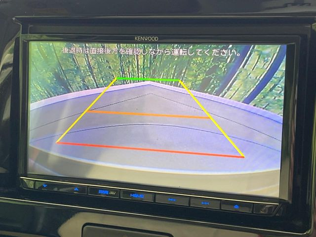 【バックカメラ】駐車時に後方がリアルタイム映像で確認できます。大型商業施設や立体駐車場での駐車時や、夜間のバック時に大活躍!運転スキルに関わらず、今や必須となった装備のひとつです!