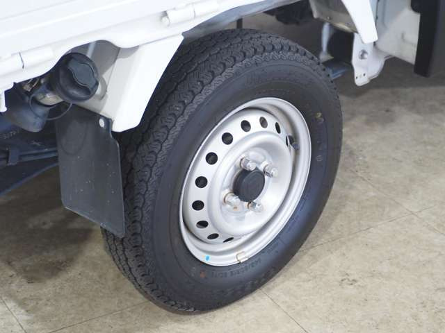 タイヤのホイールの細かいところまでキレイいにしてからお渡しします!