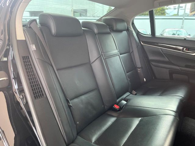 後部座席も気になるようなキズ・汚れやへたり等、大きなダメージはなく、良好な状態です。