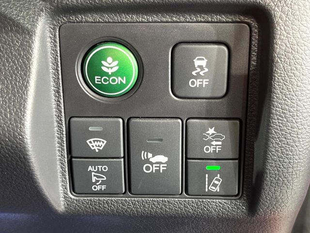 【ホンダセンシング】走行中に前方の車両等を認識し、衝突しそうな時は警報とブレーキで衝突回避と被害軽減をアシスト。より安全にドライブをお楽しみいただけます。