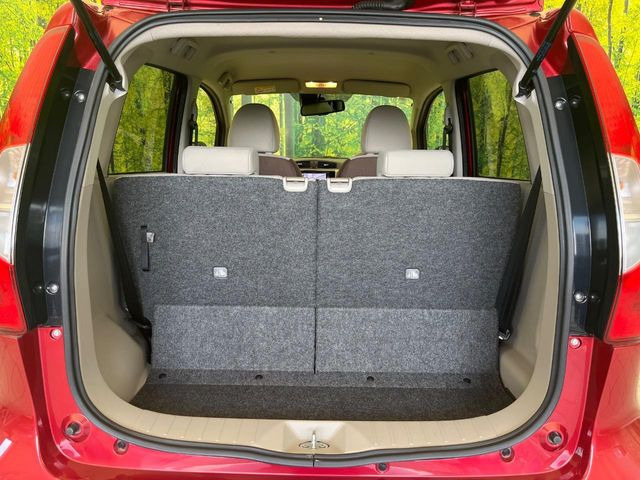 普段のお買い物や通勤、送迎等に十分な荷室スペースを確保しております。セカンドシートを倒すと、大きな荷物の積載も可能です♪