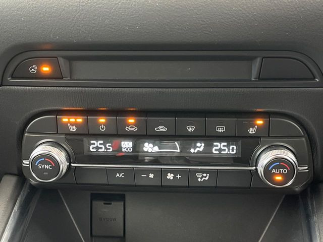 【前席+後席シートヒーター】寒い日に重宝するシートヒーターを後席にも装備!エアコンより早く温まってくれるので寒がりの人も安心ですね♪エアコンの温風は乾燥するから苦手、という方にもをおすすめです。