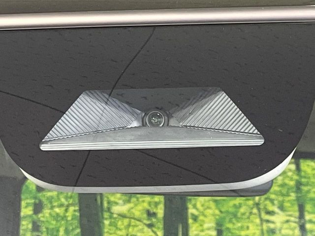 【ホンダセンシング】走行中に前方の車両等を認識し、衝突しそうな時は警報とブレーキで衝突回避と被害軽減をアシスト。より安全にドライブをお楽しみいただけます。