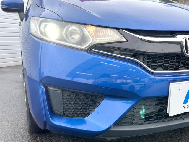 【HIDヘッドライト】非常に明るく前方を照らしてくれるので、悪天候や夜間の走行時も視界良好で安心してお乗りいただけます。