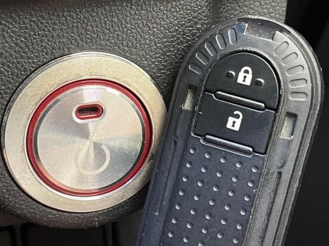 【キーフリーシステム】カバンやポケットに入れたままでもドアの施錠・解錠が可能なスマートキーを装備。エンジンのオン・オフ時もカギを取り出す必要が無いからとっても便利です♪