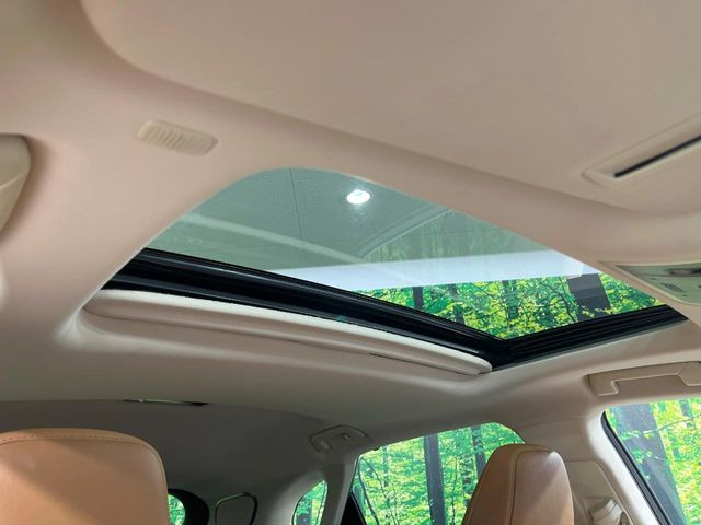 【サンルーフ】開放感たっぷりの希少装備、サンルーフが装着されています!車内に明かりを取り入れたり景色を楽しむ以外にも、車内の空気も簡単に換気できて快適です!