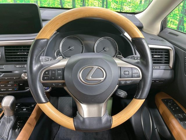 【ウッドコンビステアリング】高級感ある木目調パーツを採用した手に良く馴染むコンビハンドル。運転席廻りの雰囲気も一気に豪華になります!