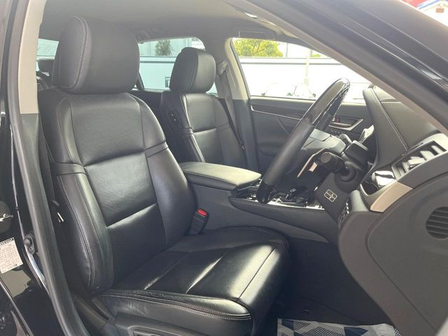 【黒革シート】上質な本革を使用し、高級感あふれる黒革シート。常に体に触れる部分だから、座り心地の良さにはこだわりたいですね♪汚れの付着や劣化を抑制する内装コーティング施工もおススメですよ♪