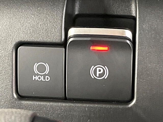 【電動パーキングブレーキ】パーキングブレーキは便利な電動式!ボタン一つで操作でき、アクセルを踏めば自動で解除されます♪レバーやペダルが無いので運転席廻りもすっきりしますね♪