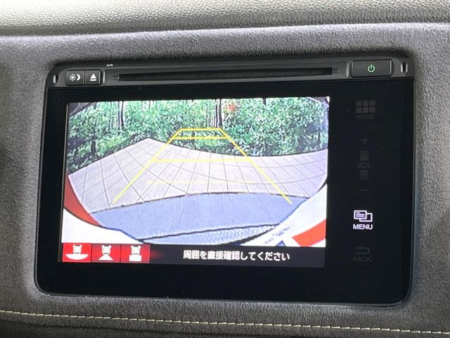 【バックカメラ】駐車時に後方がリアルタイム映像で確認できます。大型商業施設や立体駐車場での駐車時や、夜間のバック時に大活躍!運転スキルに関わらず、今や必須となった装備のひとつです!