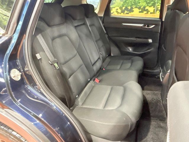 後部座席も気になるようなキズ・汚れやへたり等、大きなダメージはなく、良好な状態です。