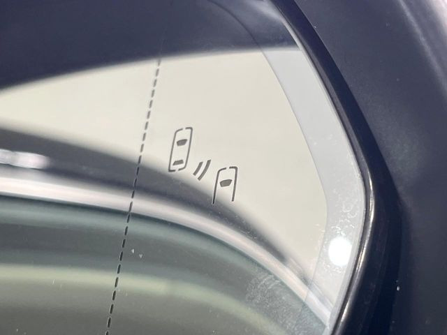 【ブラインドスポットモニター】走行中、ドアミラーの死角になりやすい箇所に後続車が接近するとサイドミラーのレンズに警告を表示!ドライバーに注意喚起をしてくれます。