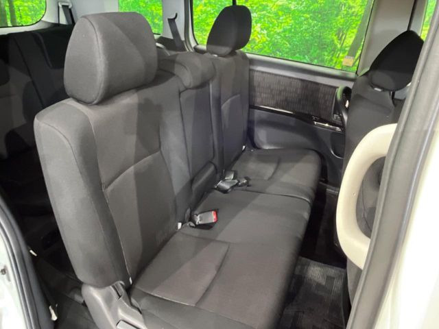 後部座席も気になるようなキズ・汚れやへたり等、大きなダメージはなく、良好な状態です。