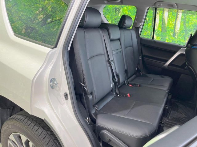 後部座席も気になるようなキズ・汚れやへたり等、大きなダメージはなく、良好な状態です。