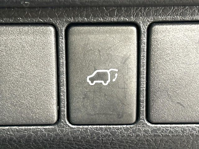 【パワーバックドア】スマートキーや運転席のボタンを押すだけでリアゲートが自動で開閉します!荷物を持っている時や、高い位置にあるバックドアを閉める際に便利な機能です♪