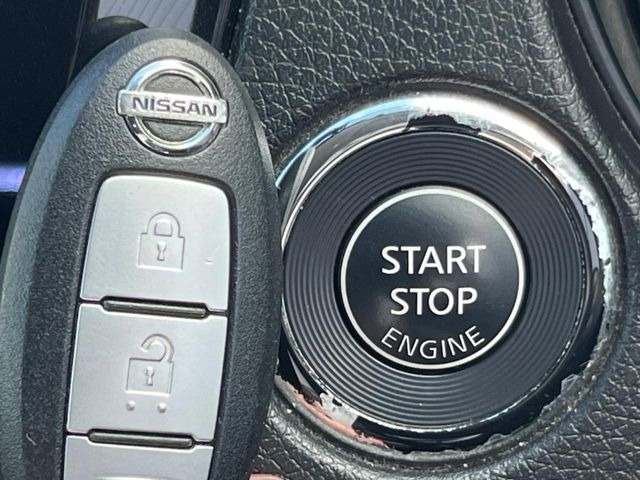 【インテリジェントキー】カバンやポケットに入れたままでもドアの施錠・解錠が可能なスマートキーを装備。エンジンのオン・オフ時もカギを取り出す必要が無いからとっても便利です♪