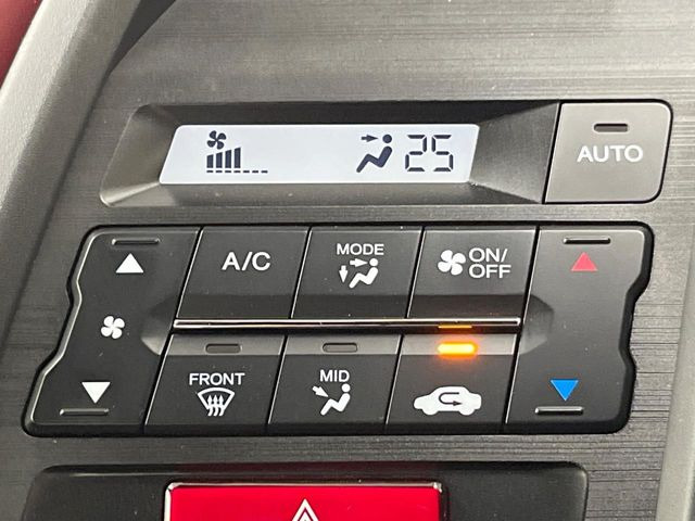 【オートエアコン】一度お好みの温度に設定すれば、車内の温度を検知し風量や温度を自動で調整。暑い…寒い…と何度もスイッチ操作をする必要はありません。快適な車内空間には必須の機能ですね♪