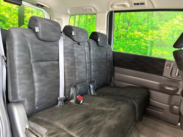 広々とした2列目シートは居住性が高く、居心地も快適!友達や家族とのお出かけにぴったりです。ベビーシートやチャイルドシート使用時も快適にお過ごしいただける十分な空間を確保しています。