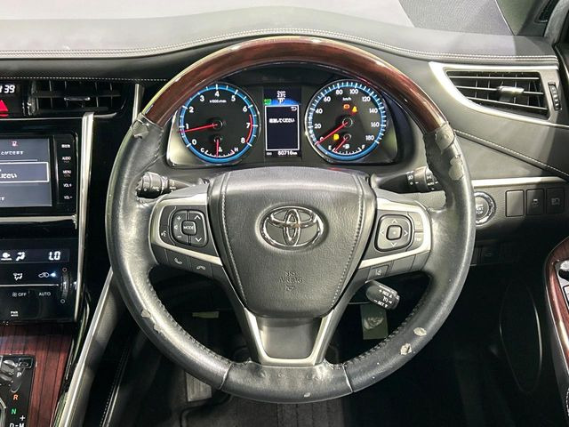 【ウッドコンビステアリング】高級感ある木目調パーツを採用した手に良く馴染むコンビハンドル。運転席廻りの雰囲気も一気に豪華になります!