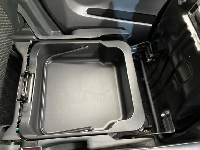 【シートアンダーボックス】シートの下に大容量の収納スペースが備わっており、靴や洗車グッズなど、外から見られたくないものをすっきり収納できて便利!