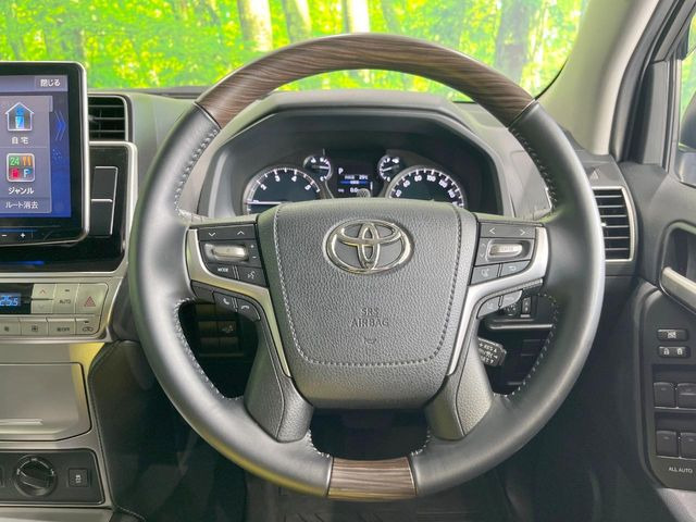 【ウッドコンビステアリング】高級感ある木目調パーツを採用した手に良く馴染むコンビハンドル。運転席廻りの雰囲気も一気に豪華になります!