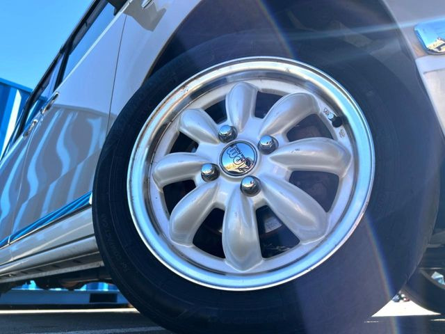 �y14�C���`�A���~�z�C�[���z�O�ςɃ}�b�`�����A���~�z�C�[���𑕒����Ă���܂��B�e��A���~�z�C�[����A�X�^�b�h���X�^�C�����戵�����Ă���܂��B���񂲑��k����������