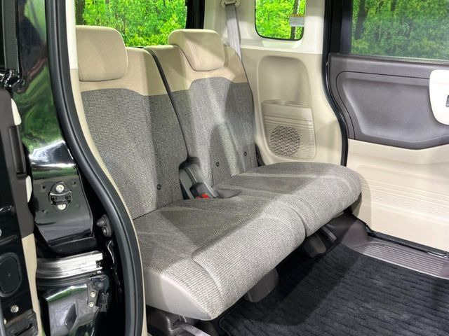 後部座席も気になるようなキズ・汚れやへたり等、大きなダメージはなく、良好な状態です。