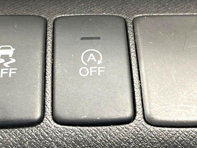 【アイドリングストップ】赤信号や渋滞で停車した際にエンジンを停止し、無駄な燃料の消費を抑えます。燃費向上や環境保護につなげる機能♪エンジンはブレーキを離せば再始動します。