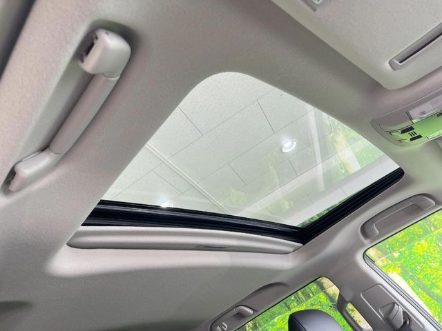 【サンルーフ】開放感たっぷりの希少装備、サンルーフが装着されています!車内に明かりを取り入れたり景色を楽しむ以外にも、車内の空気も簡単に換気できて快適です!