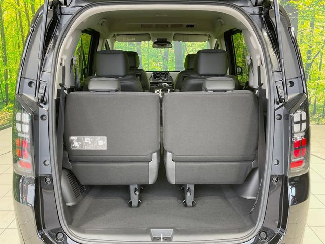 普段のお買い物や通勤、送迎等に十分な荷室スペースを確保しております。セカンドシートを倒すと、大きな荷物の積載も可能です♪