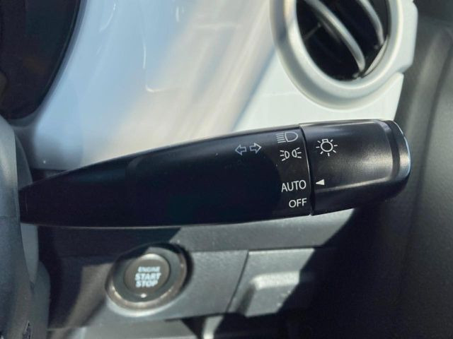 【オートライト】周りの明るさに応じて自動でヘッドライトの点灯・消灯ができる機能です!ライトの付け忘れ・消し忘れなどが無くなり、雨の日や夕方の走行も安心!トンネル通過時も便利ですね♪