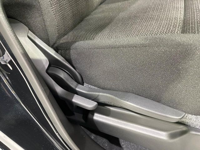 【シートリフター】シート座面の位置を上下に調整できるシートリフターを装備。大柄な方も小柄な方も最適なドライビングポジションで運転できます。