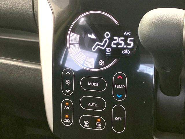 【オートエアコン】一度お好みの温度に設定すれば、車内の温度を検知し風量や温度を自動で調整。暑い…寒い…と何度もスイッチ操作をする必要はありません。快適な車内空間には必須の機能ですね♪