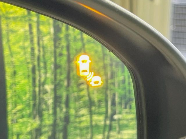【ブラインドスポットインフォメーション】走行中、ドアミラーの死角になりやすい箇所に後続車が接近するとサイドミラー付近に警告を表示、ドライバーに注意喚起をしてくれます。