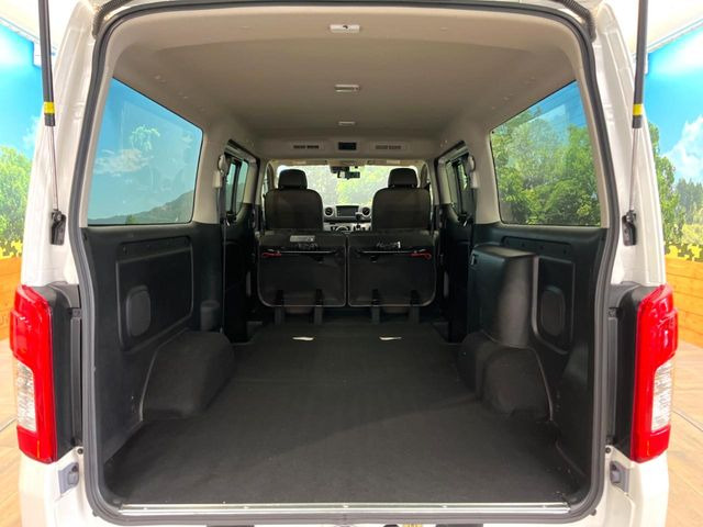 ���i�̂���������ʋ΁A���}���ɏ\���ȉ׎��X�y�[�X���m�ۂ��Ă���܂��B�Z�J���h�V�[�g��|���ƁA�傫�ȉו��̐ύڂ��\�ł���