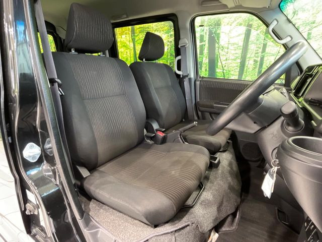 運転席シート廻りは使用感も少なく、良好な状態となっています。丁寧に使われていたことがよくわかりますね。