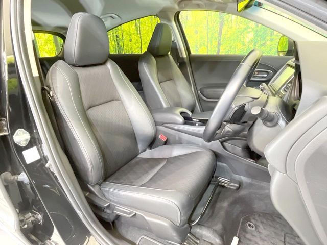 運転席まわりには十分なスペースがあり、大柄な方でもゆったり運転していただける環境です。