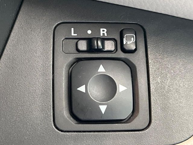 【電動格納ミラー】サイドミラーは電動格納式となっており、狭い駐車場でもキズがつくリスクを抑えられます。