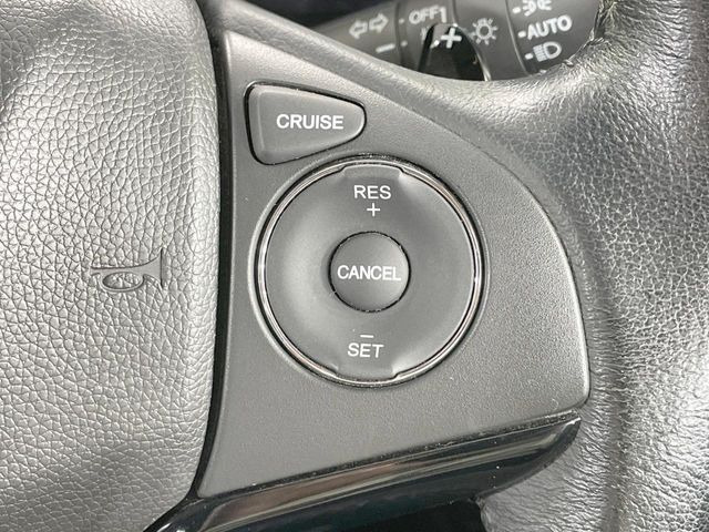 【クルーズコントロール】高速道路もラクラク走行。アクセルを離しても一定速度で走行ができ、長距離運転時の負担を軽減!加速・減速も簡単なスイッチ操作で調整できます。