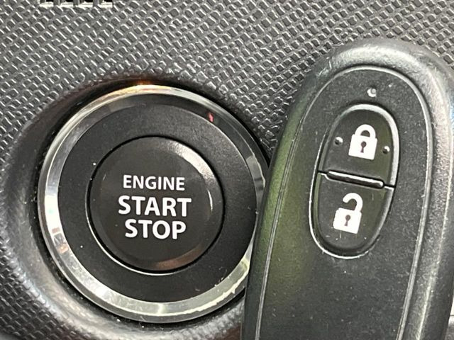 【キーレススタートシステム】カバンやポケットに入れたままでもドアの施錠・解錠が可能なスマートキーを装備。エンジンのオン・オフ時もカギを取り出す必要が無いからとっても便利です♪