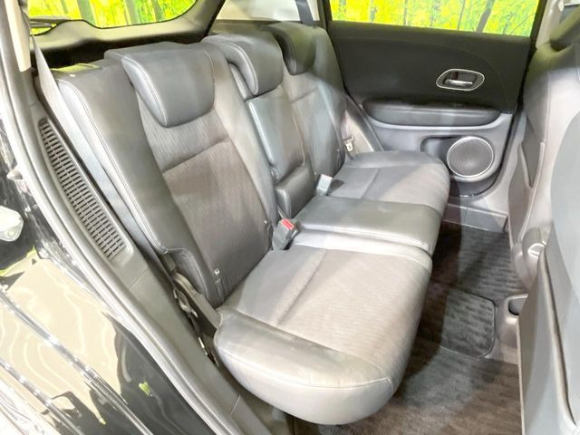 広々とした2列目シートは居住性が高く、居心地も快適!友達や家族とのお出かけにぴったりです。ベビーシートやチャイルドシート使用時も快適にお過ごしいただける十分な空間を確保しています。