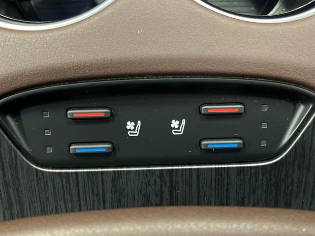 【シートベンチレーション】夏場は涼しい風でお尻や背中の熱やムレを防ぎ、冬はエアコンよりも早く温まってポカポカに!季節を問わず快適に過ごせます。