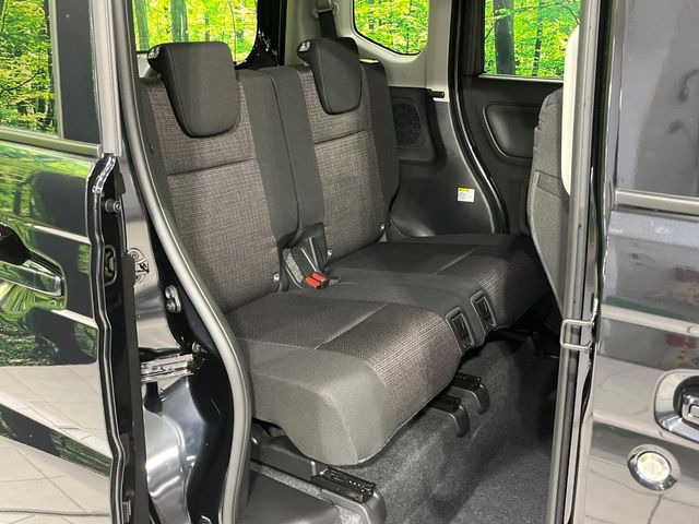 広々とした2列目シートは居住性が高く、居心地も快適!友達や家族とのお出かけにぴったりです。ベビーシートやチャイルドシート使用時も快適にお過ごしいただける十分な空間を確保しています。