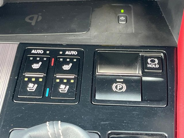 【シートベンチレーション】夏場は涼しい風でお尻や背中の熱やムレを防ぎ、冬はエアコンよりも早く温まってポカポカに!季節を問わず快適に過ごせます。